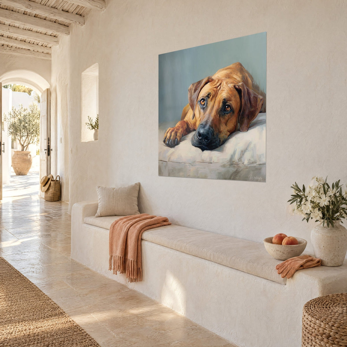 Gemälde rotbrauner Hund mit bernsteinfarbenen Augen, hängendes Ohr und eingeklappte Vorderpfote, blaugrau und beige, Wand eines gewölbten Flurs