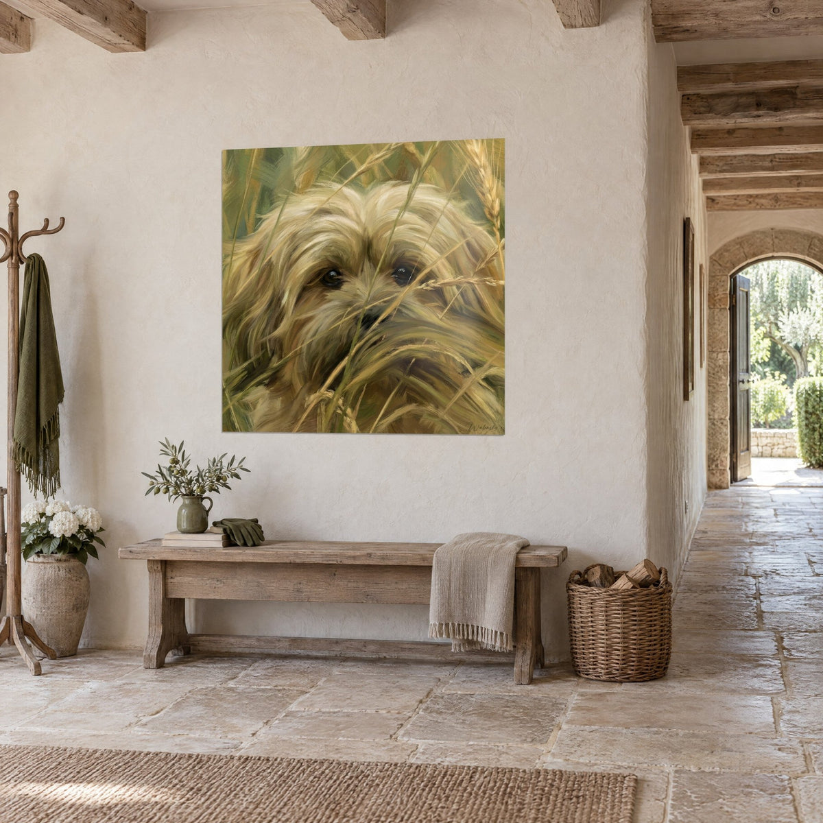 Gemälde Hund mit langem cremefarbenem Fell und glänzenden schwarzen Augen im grünen Gras, gekalkte Wand eines Steinflurs