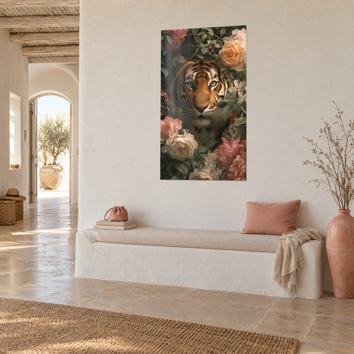 Cuadro retrato felino naranja y negro enmarcado por peonías rosas y follaje verde, vista de tres cuartos junto a un banco blanco