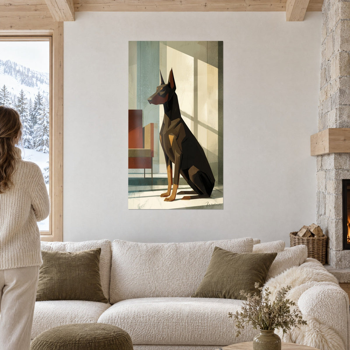 Gemälde Dobermann in Schwarz und Feuer sitzend neben einem Fenster, cremefarbene und rostfarbene Schatten, Frau von hinten über einem Sofa in einem hellen Wohnzimmer