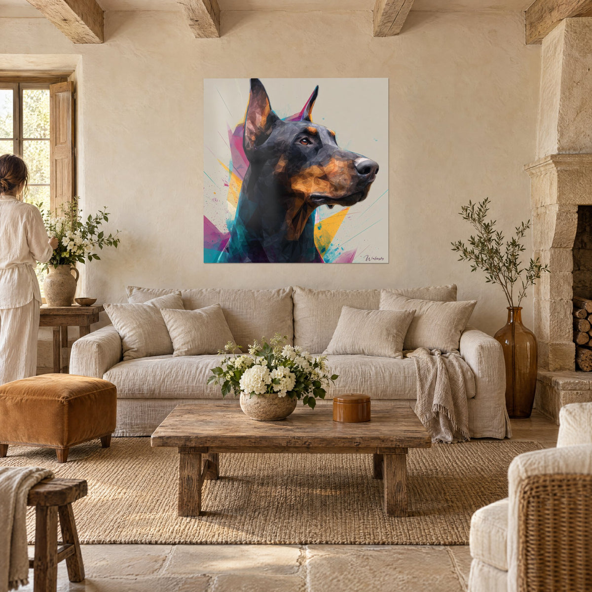 Gemälde Dobermann in Schwarz und Feuerrot aus polygonalen Facetten, magentafarbene und gelbe Lichtsplitter auf taupefarbenem Grund, über einem Sofa in einem hellen Wohnzimmer