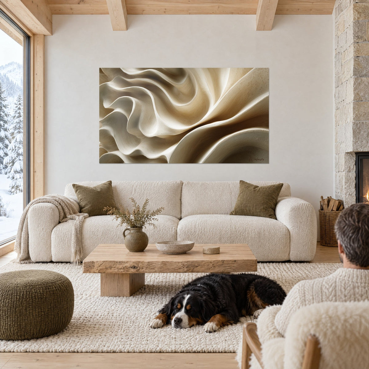Quadro con pieghe scolpite beige e crema, ombre brune, due persone di spalle e un cane, sopra un divano in un soggiorno luminoso