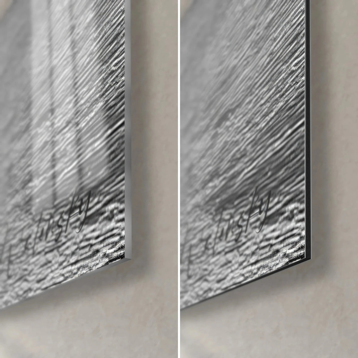 Tableau côte brumeuse en noir et blanc, coin bas droit : verre acrylique brillant à gauche, alu Dibond mat gris à droite, tranche 3 mm