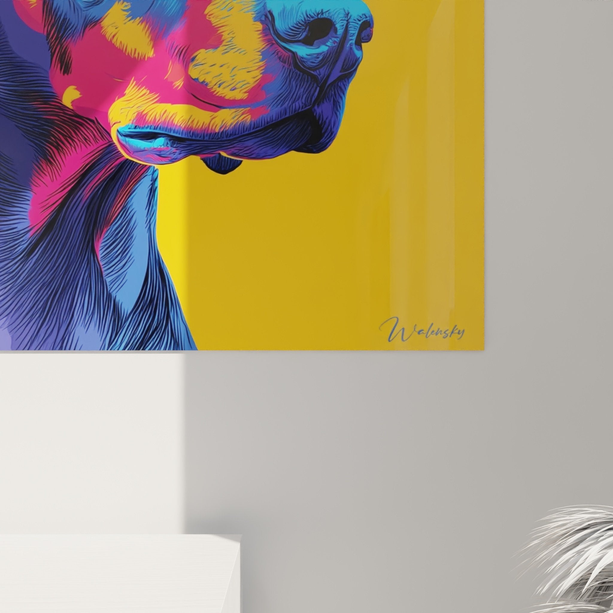 Gesamtansicht des farbigen Doberman-Gemäldes modernes Wandkunst gelber Hintergrund Farbkontrast