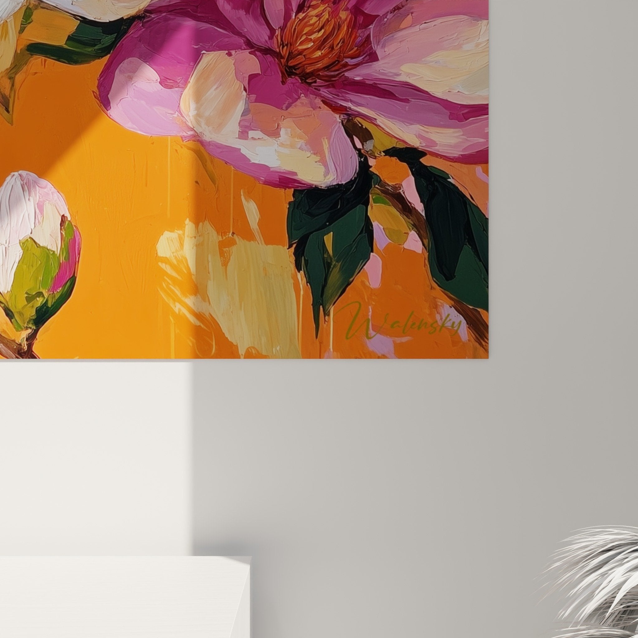 Vue ensemble tableau floral magnolias blancs roses fond orange decoration interieur