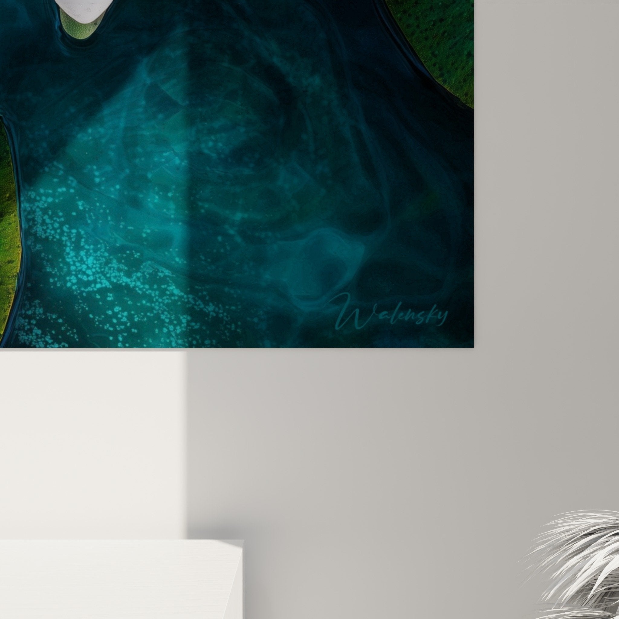Vue d'ensemble tableau lotus blanc et feuilles colorées, œuvre zen pour décoration intérieure apaisante