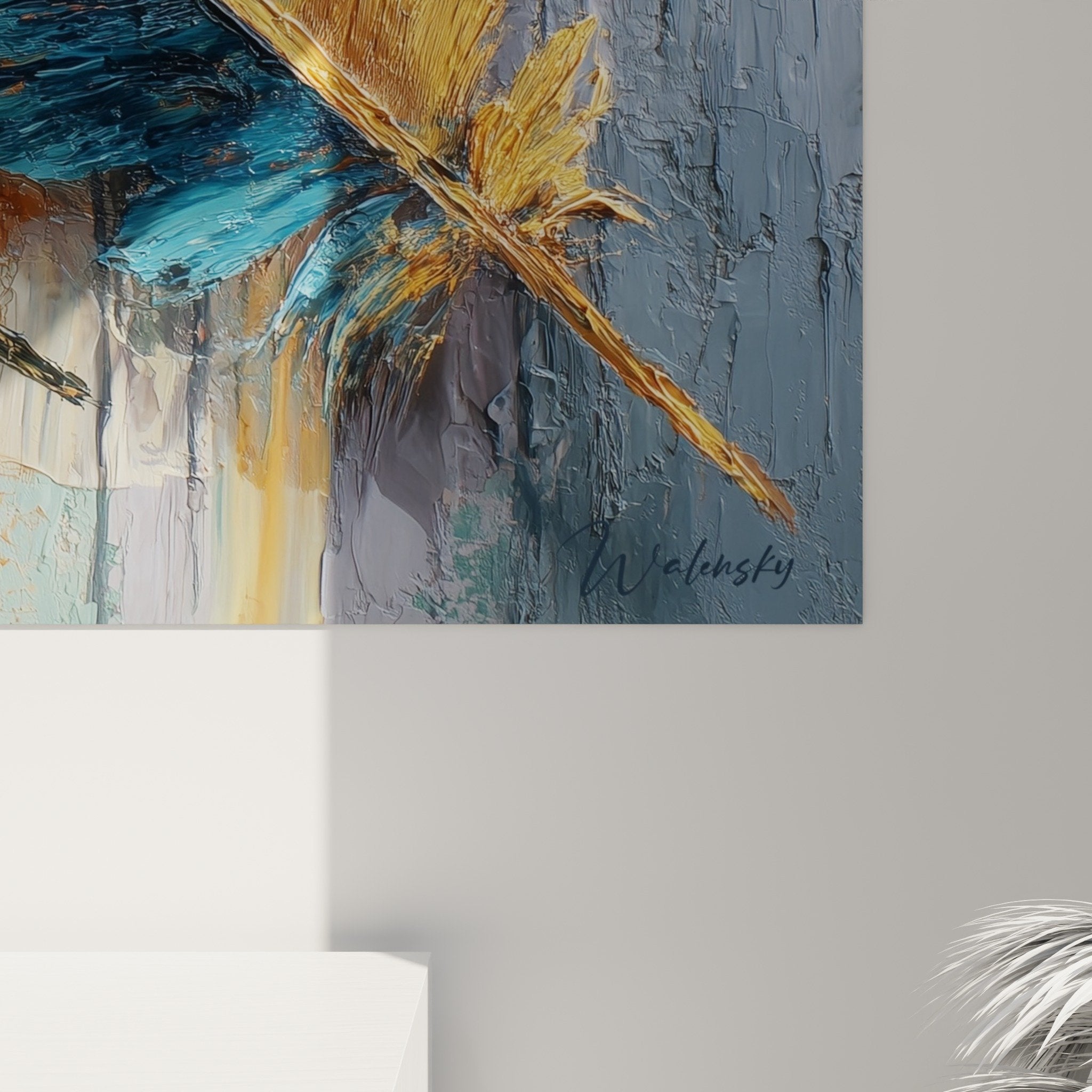 Vue ensemble tableau plumes multicolores, œuvre décorative style contemporain