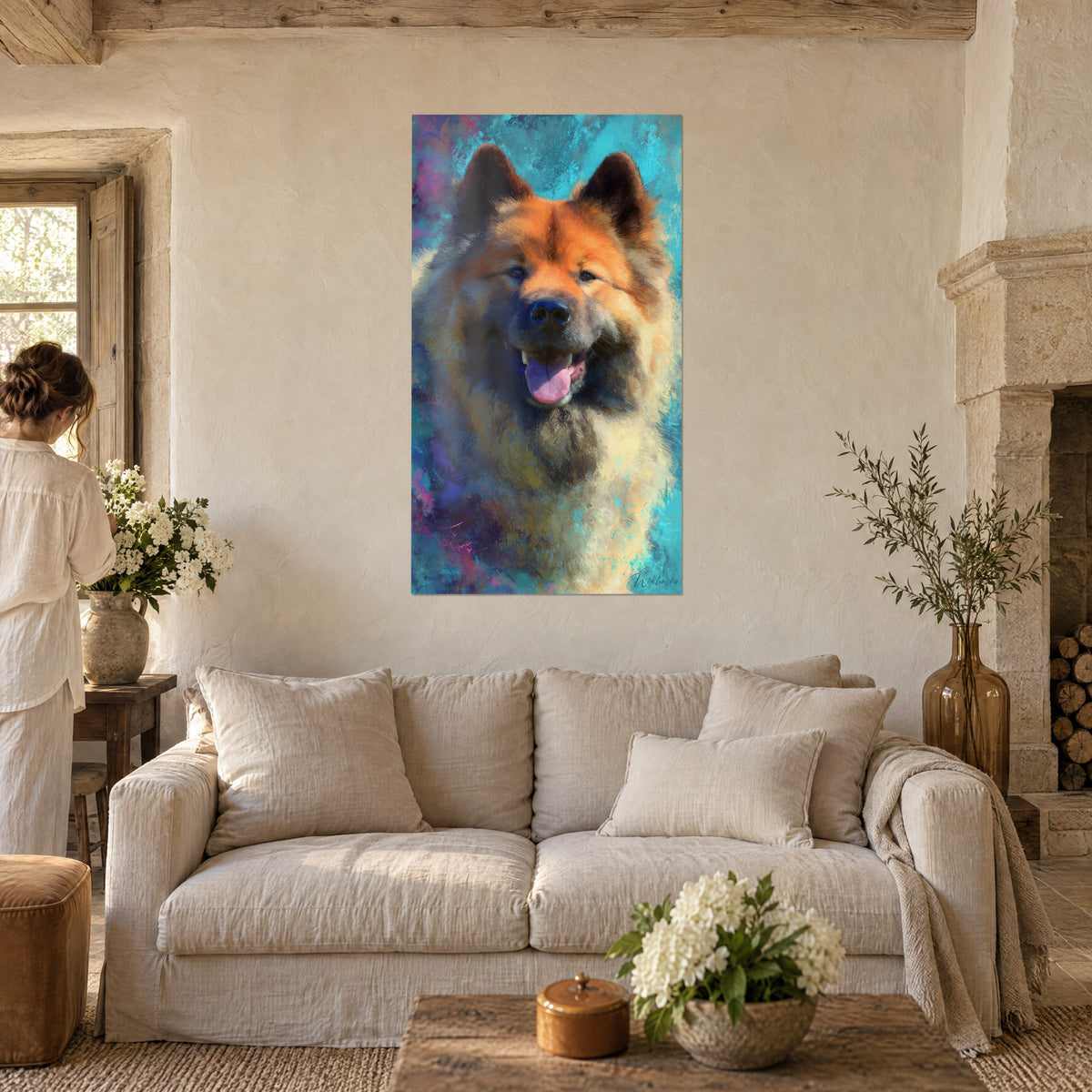 Πίνακας σκύλος Eurasier με ξανθοκόκκινο και κρεμ τρίχωμα, με ροζ γλώσσα έξω σε τυρκουάζ φόντο, πάνω από καναπέ σε φωτεινό σαλόνι