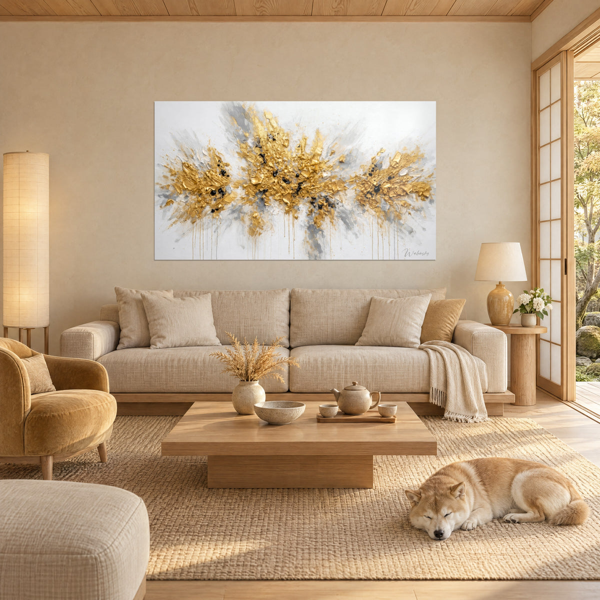 Cuadro con relieve dorado sobre fondo blanco, finos chorreados y toques grises, shiba dormido, encima de un sofá en un salón luminoso