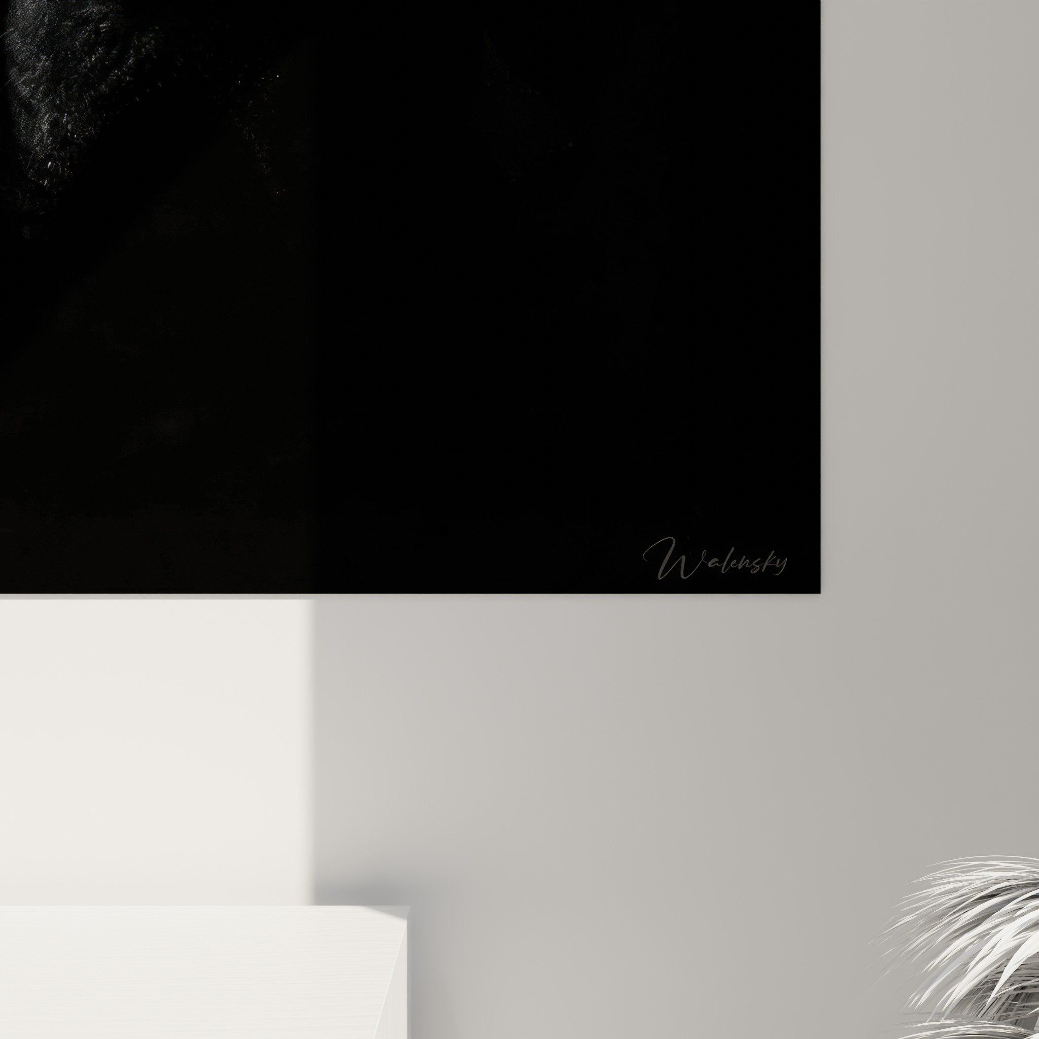 Vue d'ensemble tableau portrait Fila Brasileiro noir et blanc dans intérieur minimaliste