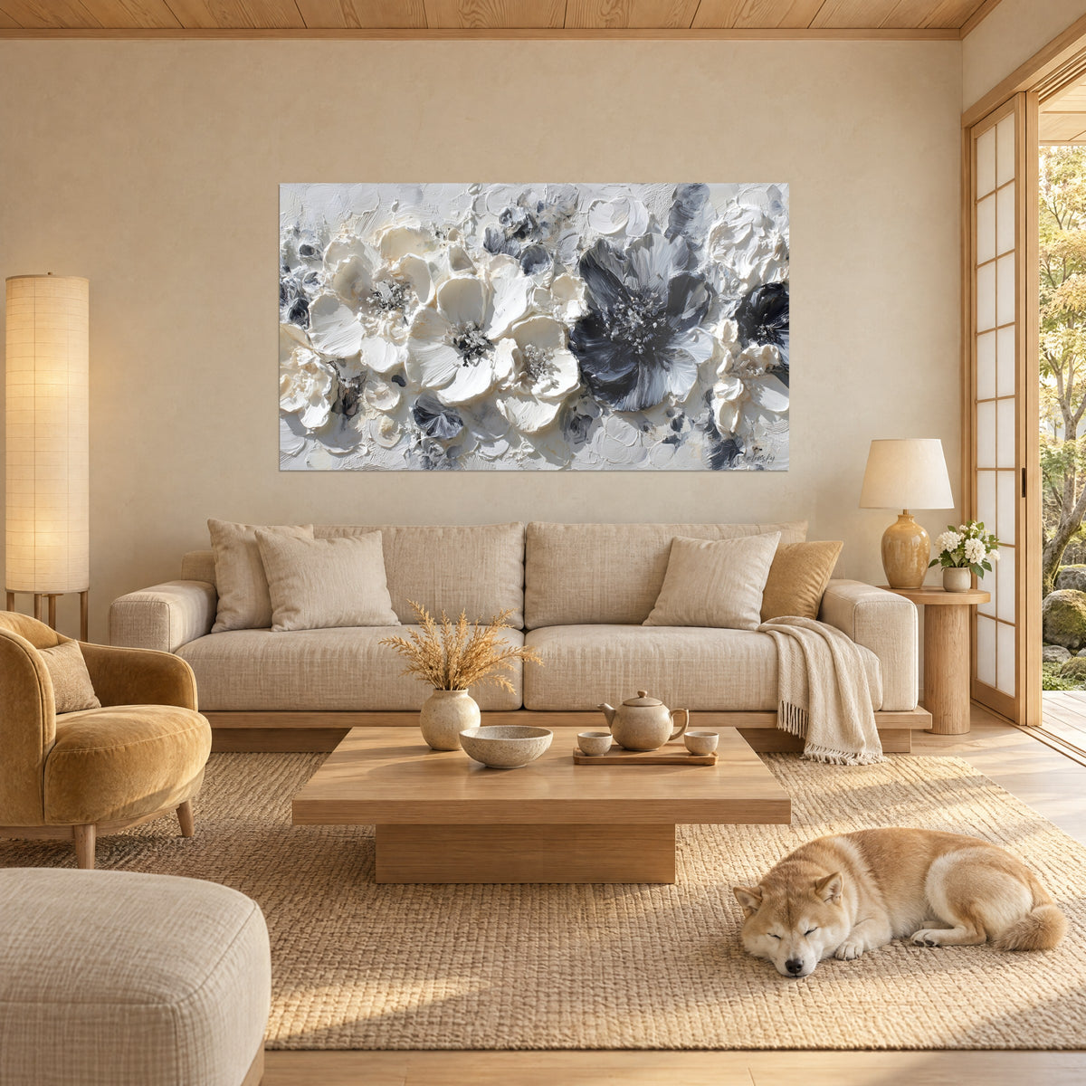Tableau pivoines en relief blanc crème et gris anthracite, pâte épaisse sur fond clair, au-dessus d'un canapé dans un salon lumineux
