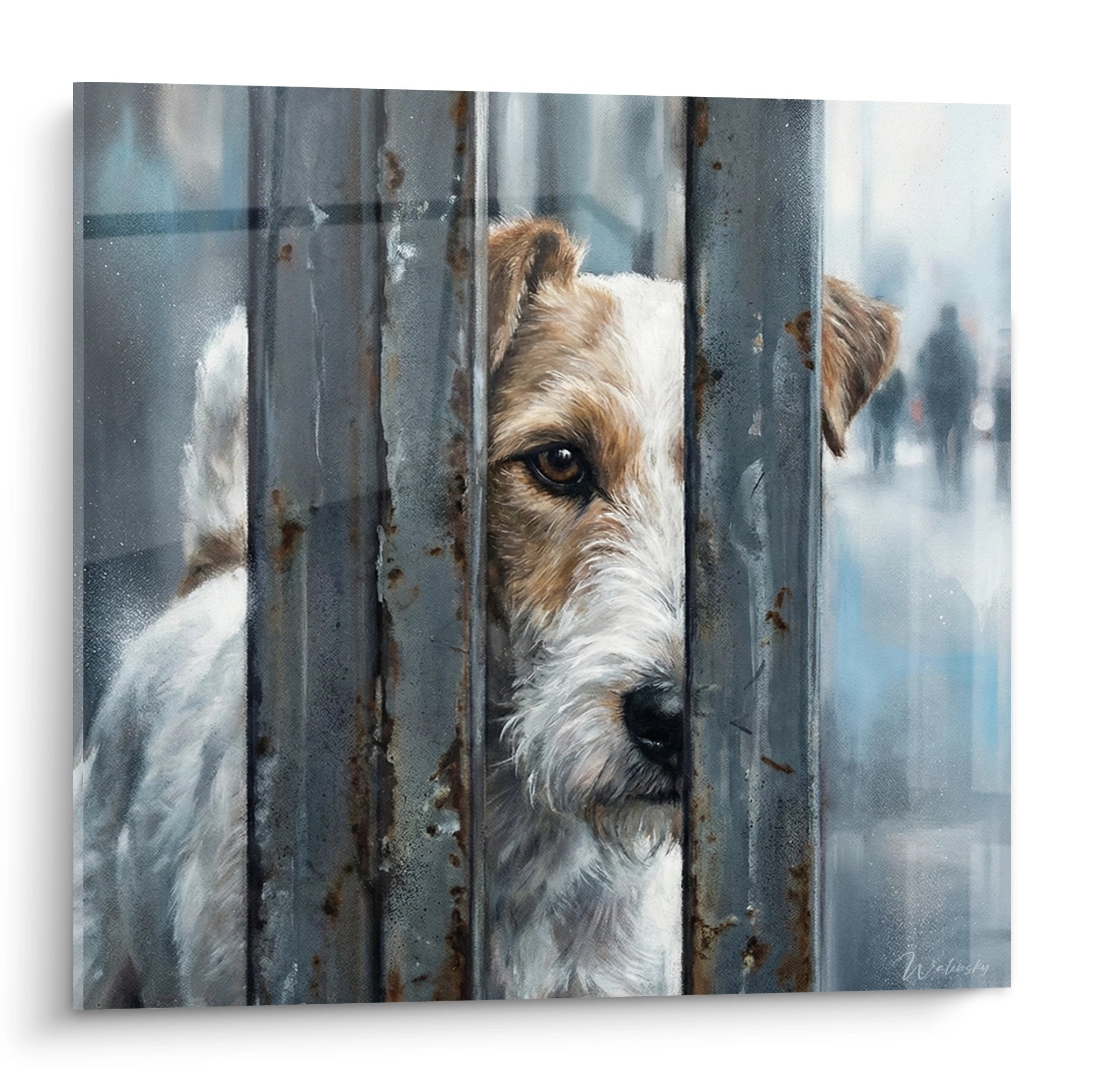 Fox terrier regardant à travers des barreaux métalliques rouillés avec expression mélancolique