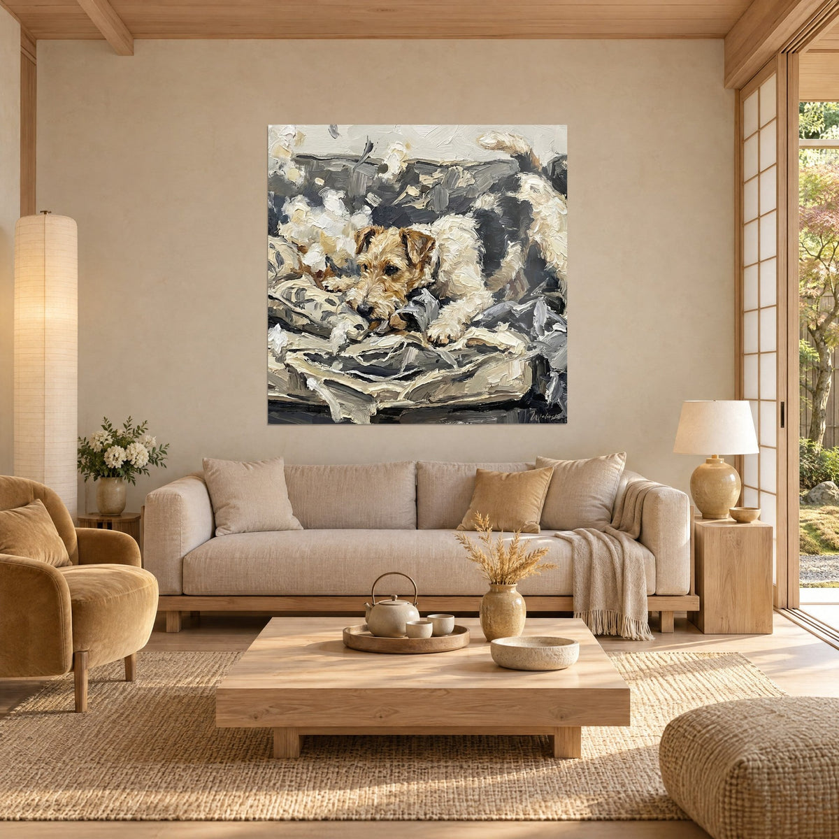 Quadro fox terrier a pelo duro accucciato su un cuscino color crema e grigio, pasta spessa a spatola, sopra un divano in un soggiorno luminoso