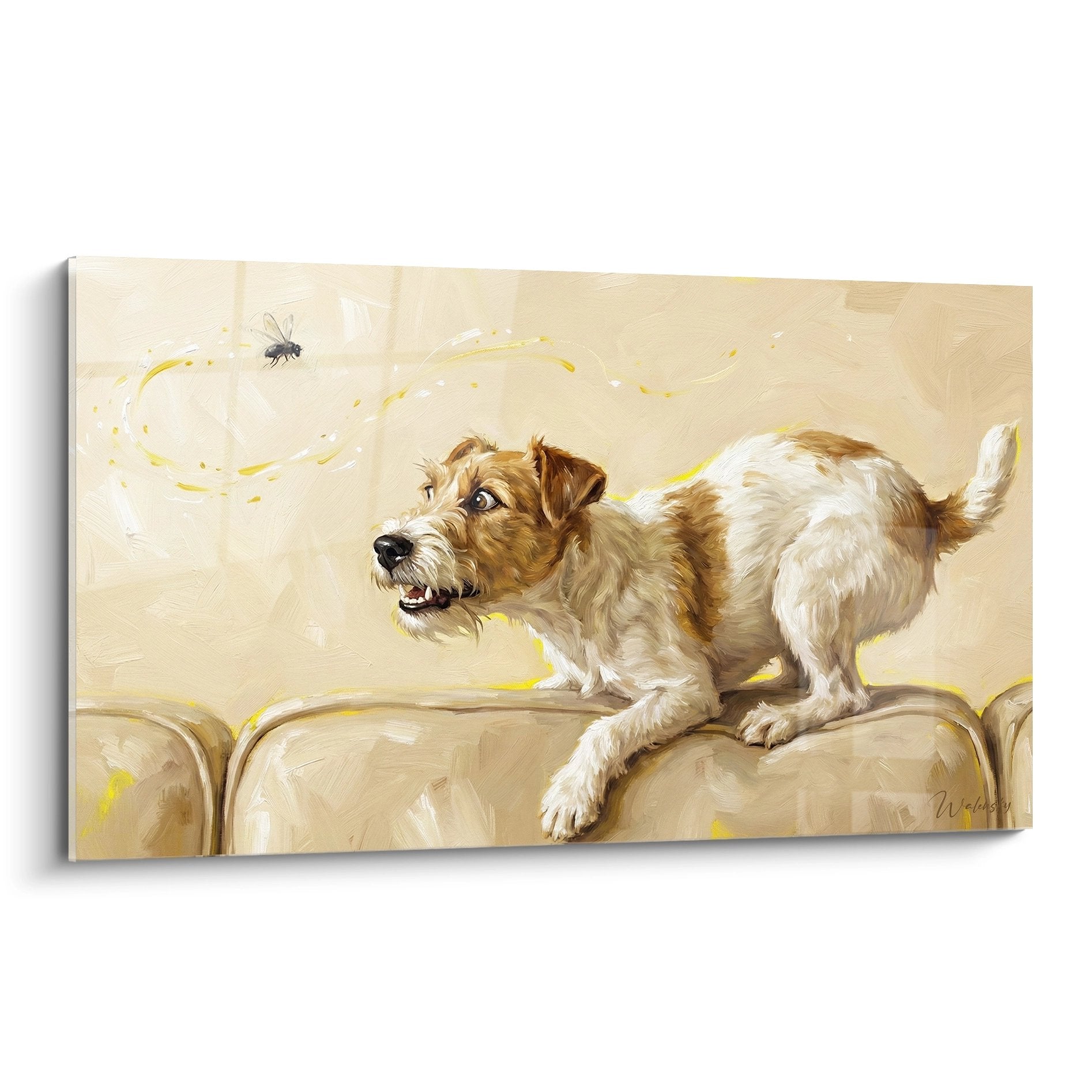 Fox Terrier roux et blanc chassant une mouche sur canapé beige, tableau art animalier tons neutres