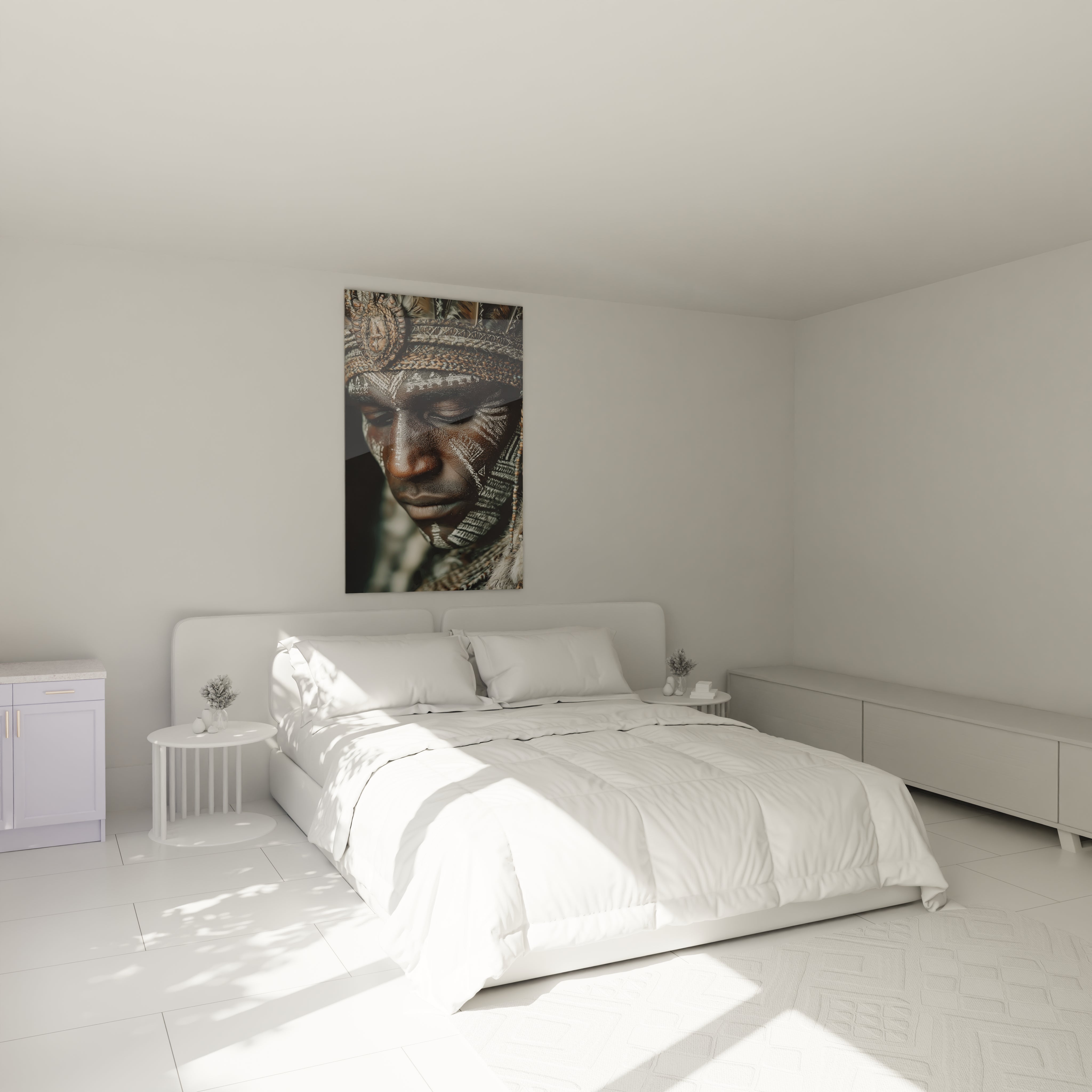 Chambre minimaliste lumineuse avec lit blanc et tableau art tribal Walensky portrait d un homme au maquillage traditionnel