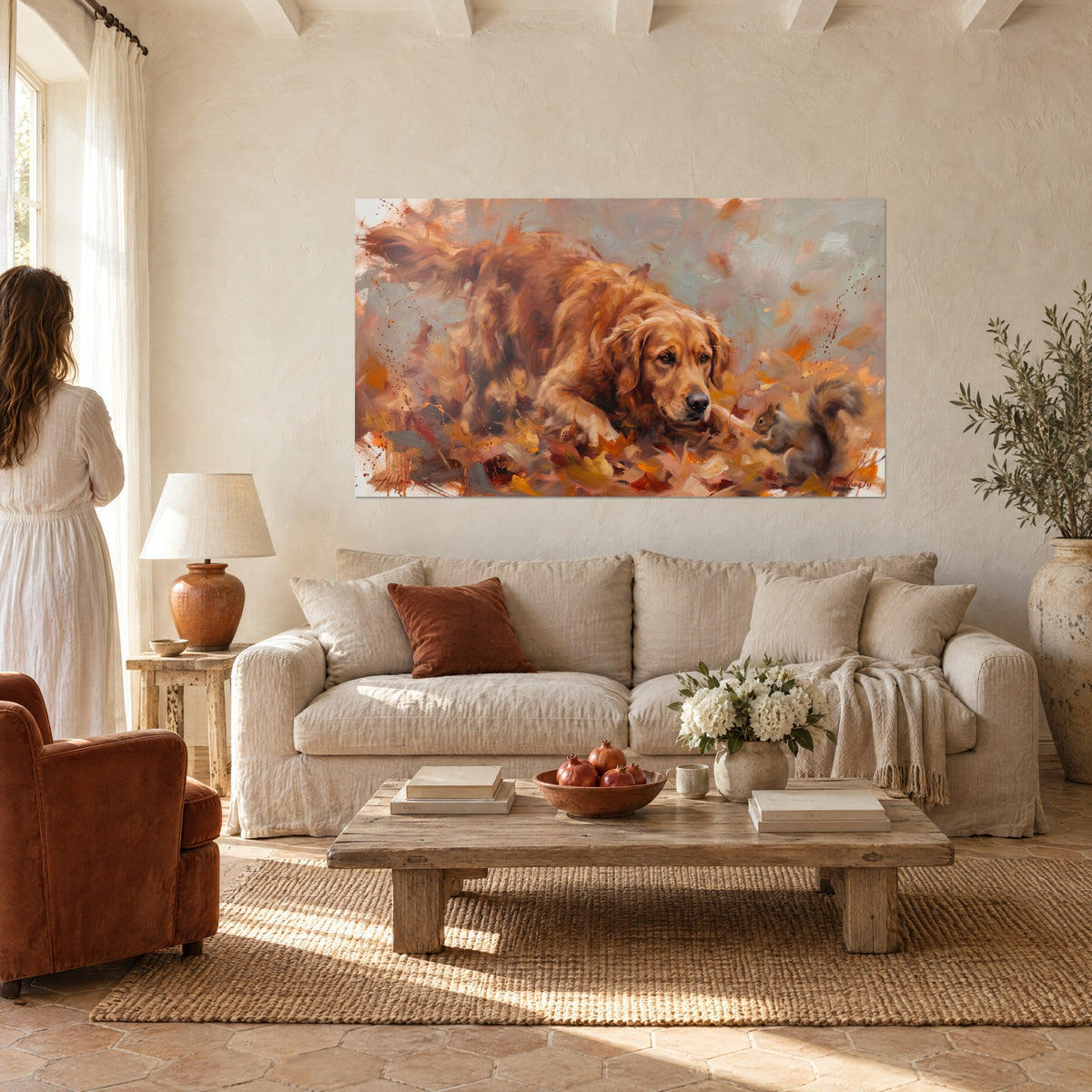 Quadro golden retriever dal pelo ramato sdraiato tra foglie ocra, scoiattolo grigio, donna di spalle, sopra un divano in un soggiorno luminoso