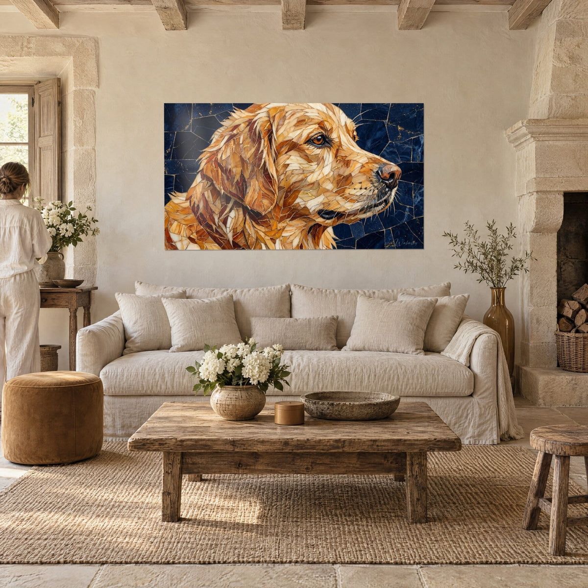 Πίνακας golden retriever σε μωσαϊκό από θραύσματα μελιού και κεχριμπάρι σε βαθύ μπλε φόντο, πάνω από καναπέ σε φωτεινό σαλόνι