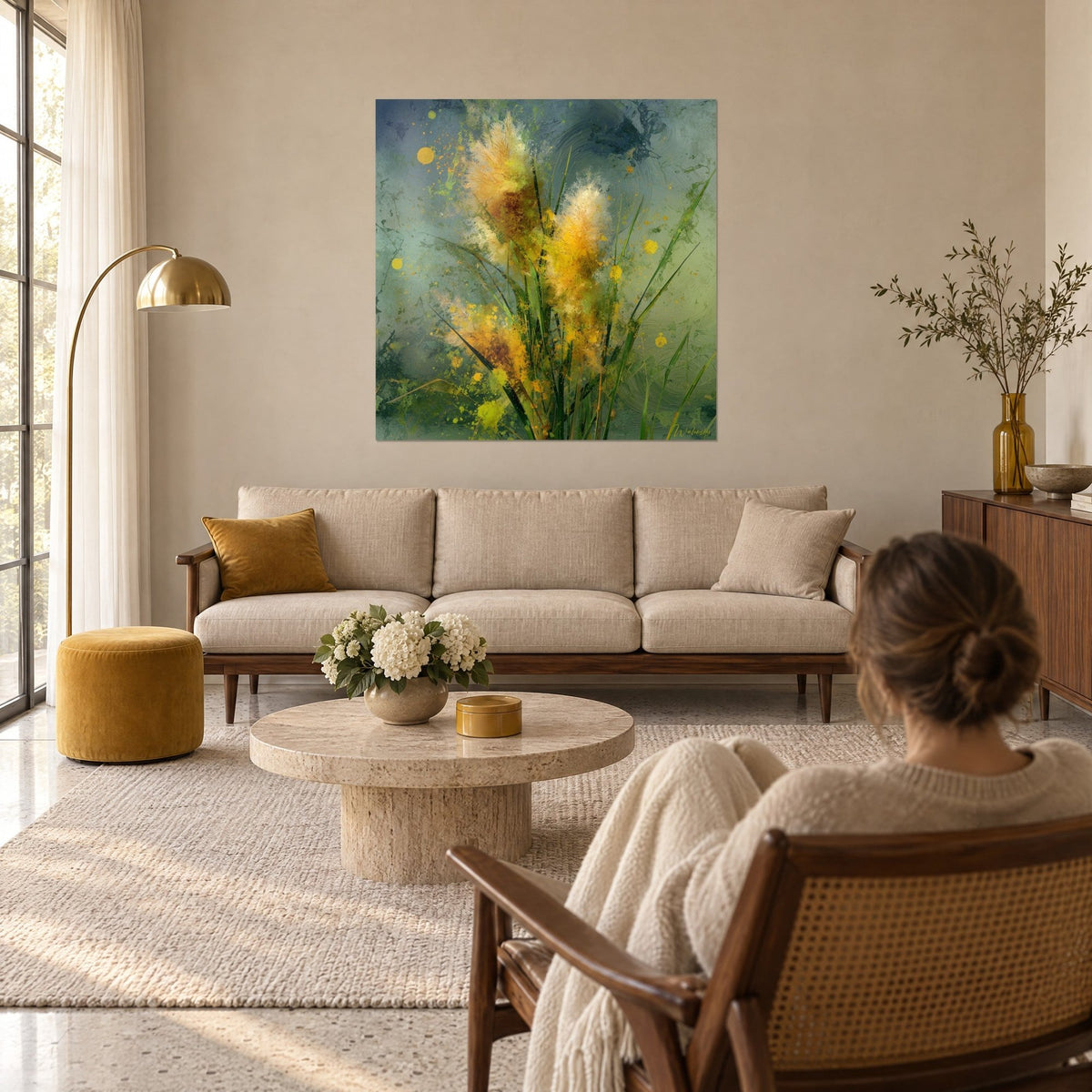 Gemälde mit goldgelben Gräserbüscheln auf blaugrauem Grund, grüne Spritzer, Frau von hinten, über einem Sofa in einem hellen Wohnzimmer
