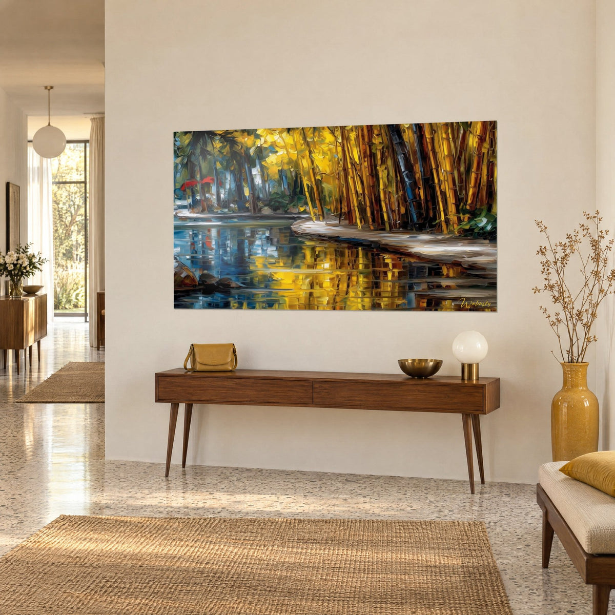 Quadro foresta d'autunno con tronchi ocra gialla e riflessi turchesi sull'acqua, appeso su una parete beige sopra una console in legno
