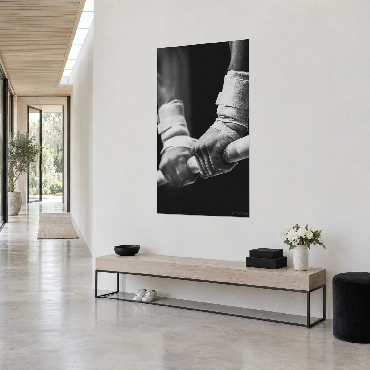 Tableau mains de boxeur serrées sur une barre, bandages blancs et ombres noires, vue de trois-quarts sur un mur clair de couloir