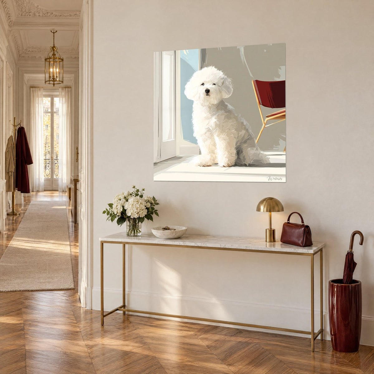 Gemälde eines flauschigen weißen Hundes, schwarze Nase, perlgraue Wand und himmelblauer Wandabschnitt, Dreiviertelansicht in einem Flur im Haussmann-Stil