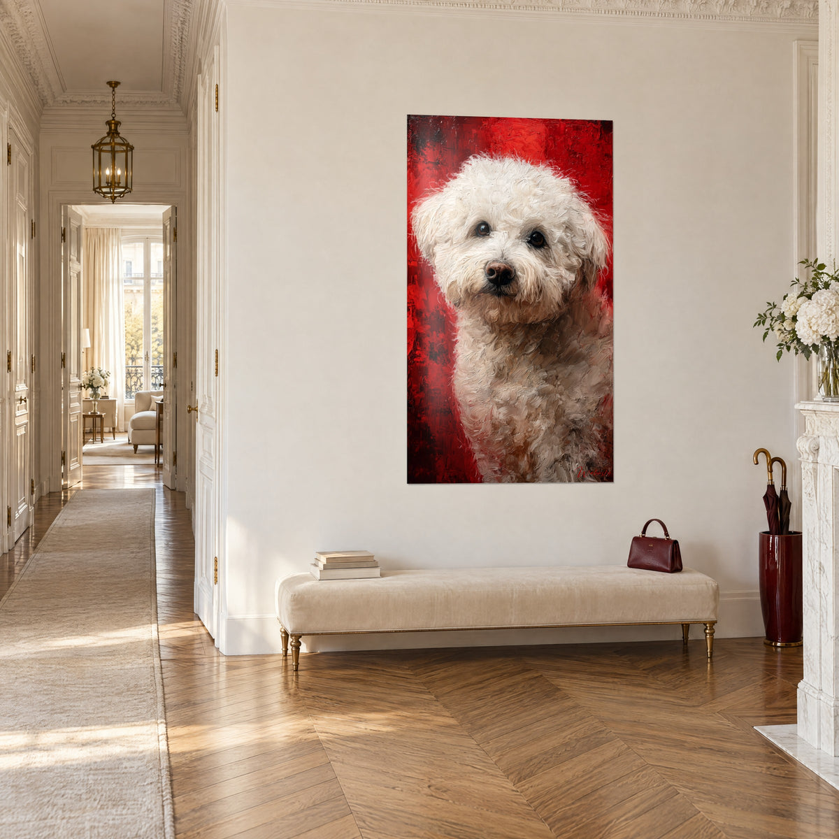 Cuadro perro blanco rizado de hocico marrón y mirada tierna, fondo rojo intenso, visto de tres cuartos en un pasillo haussmanniano