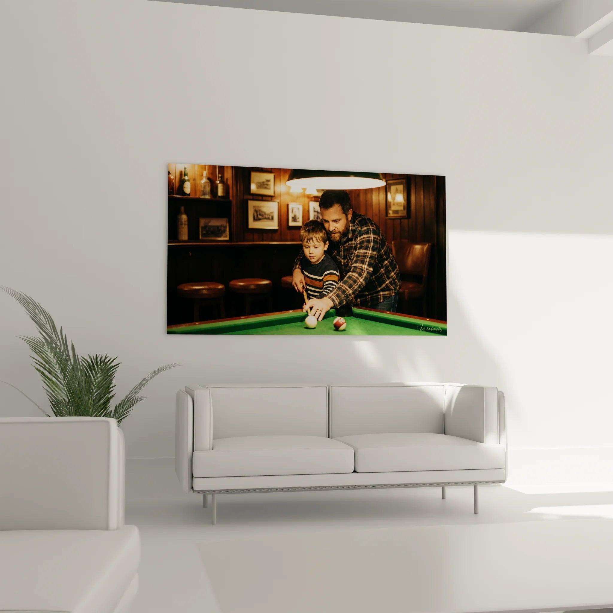 Gros plan tableau billard mains père guidant enfant queue billard moment tendre familial