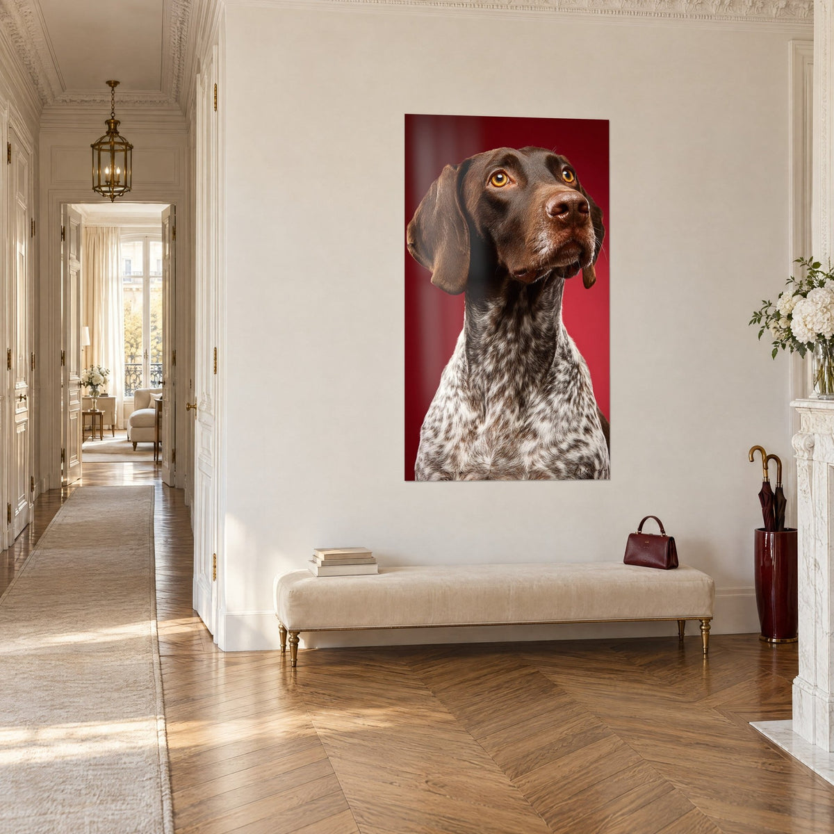 Schilderij hond met chocoladebruine vacht met witte vlekjes, amberkleurige blik tegen een bordeauxrode achtergrond, gang met visgraatparket, Haussmann-appartement