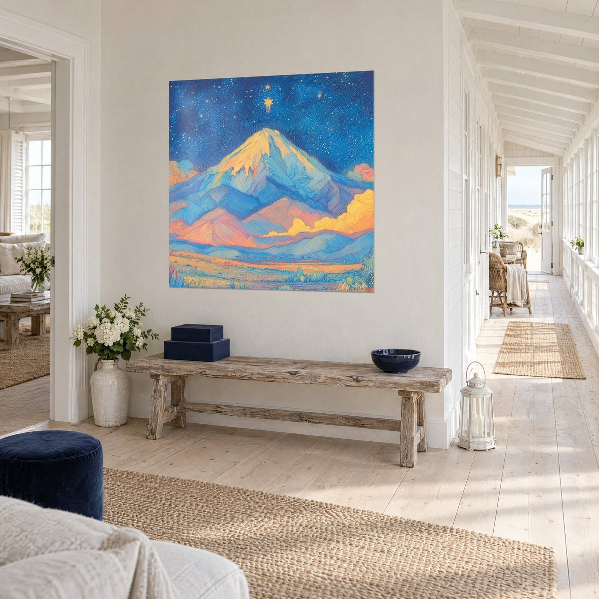 Schilderij piramidevormige top in koper en turquoise, nachtelijke hemel bezaaid met gouden sterren, driekwart zicht in een gang van een huis