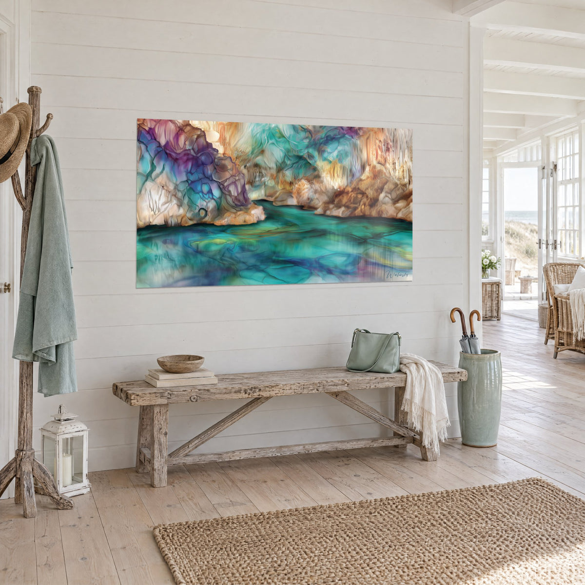 Cuadro cavidad rocosa con cristales turquesa y malva, estalactitas doradas, vista de tres cuartos, junto al mar