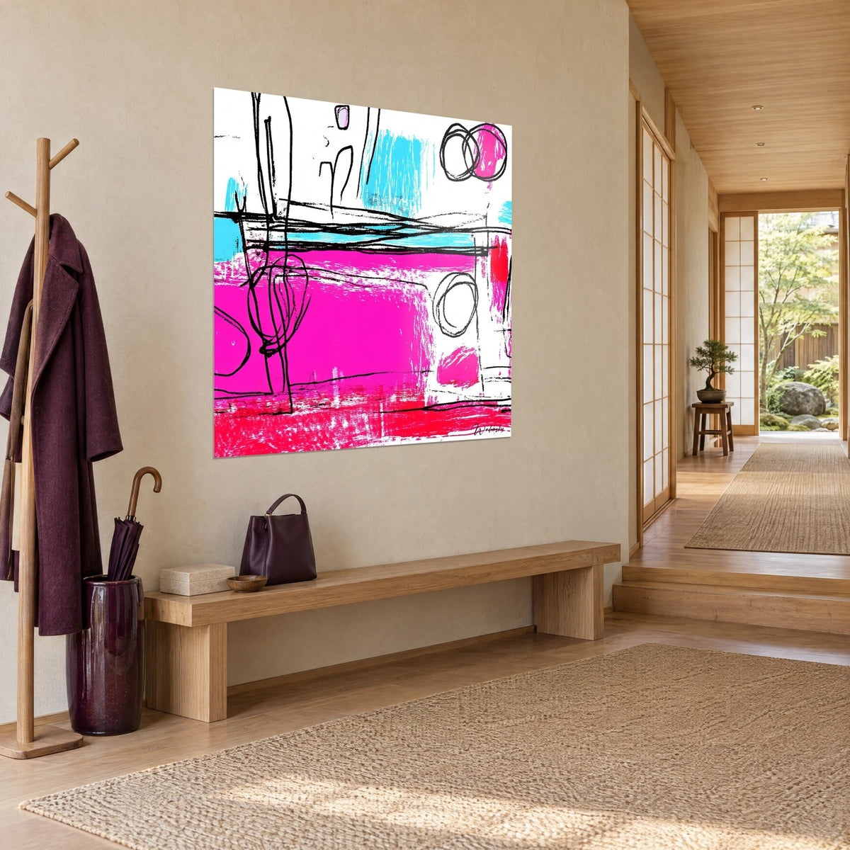 Quadro gestuale che mescola campiture magenta, tocchi azzurro cielo e volute di inchiostro nero, appeso in un corridoio japandi