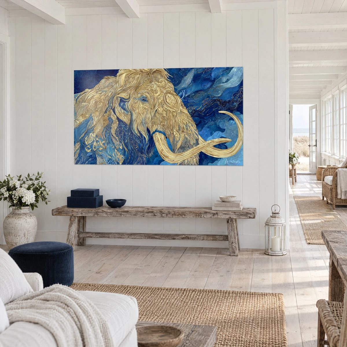 Gemälde prähistorisches Dickhäuter mit langen elfenbeinfarbenen Stoßzähnen, blaue und goldene Schnörkel, an einer weißen Wand eines Küstenhauses