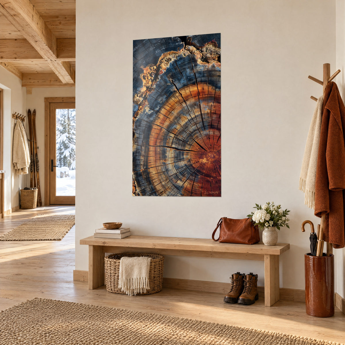 Quadro sezione di legno fossilizzato, anelli ocra e indaco, corteccia dorata in alto, appeso vicino a una panca di quercia in un ingresso di chalet