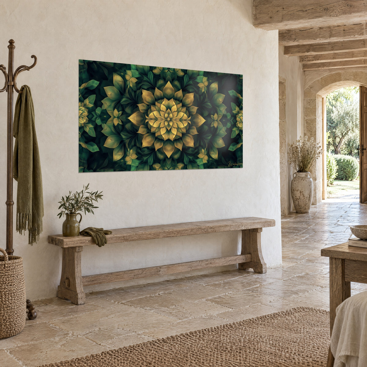 Tableau mandala végétal symétrique, cœur ocre et feuillage vert sombre, vu de trois quarts dans une maison en pierre