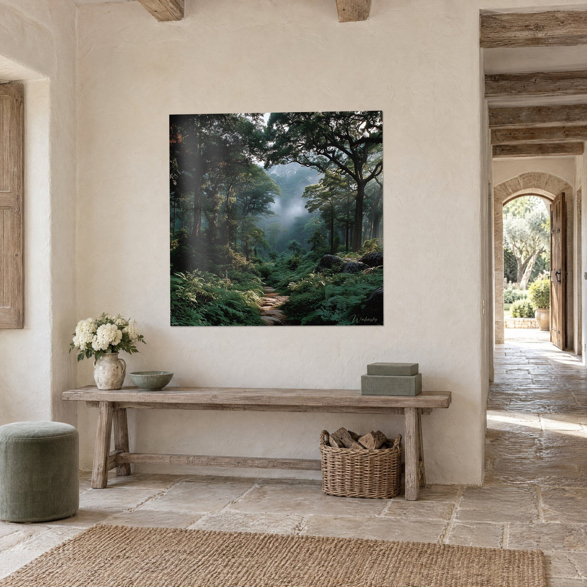 Tableau sous-bois embrumé aux troncs bruns et feuillage vert profond, lumière dorée dans les arbres, au-dessus d'une console en bois