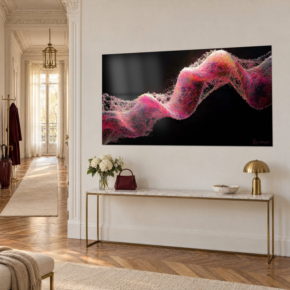 Tableau double brin torsadé fuchsia et orangé dans un nuage de gouttelettes, accroché au-dessus d'une console dorée, couloir haussmannien