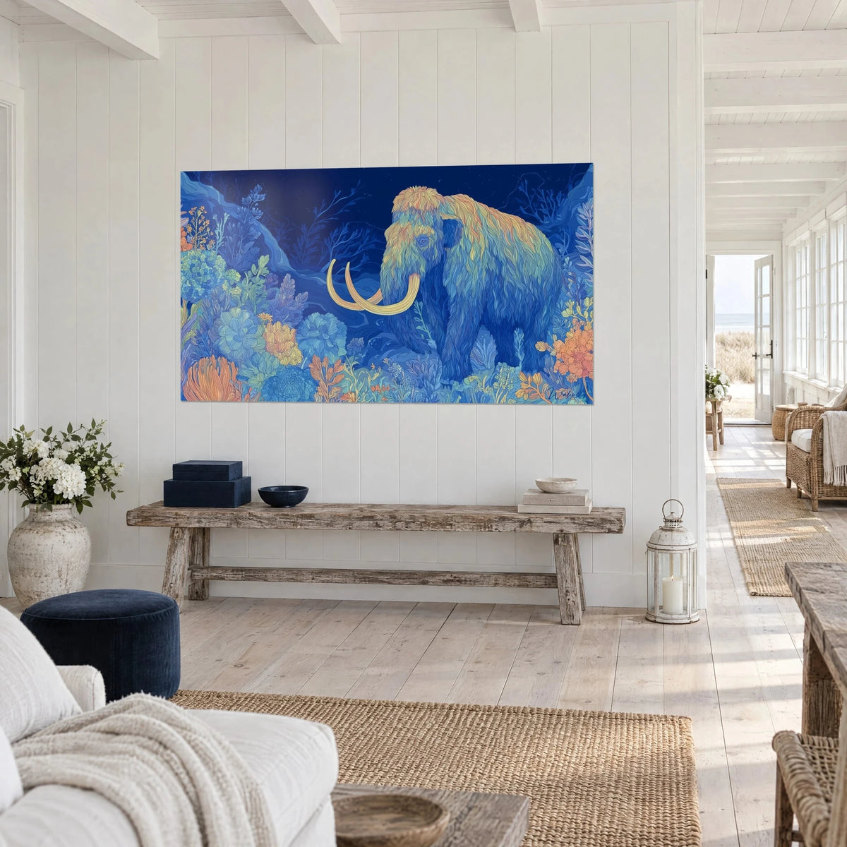 Gemälde prähistorischer Dickhäuter mit blau-goldenem Fell in einem blühenden Garten, an einer weißen Wand, Haus am Meer