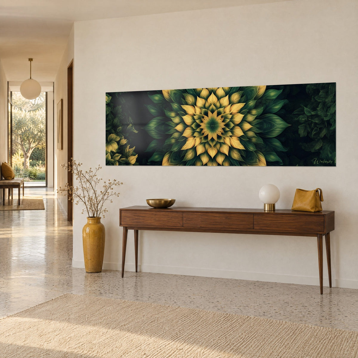 Tableau fleur géométrique aux feuilles émeraude et pétales jaune miel, vue de trois-quarts sur un mur crème, couloir