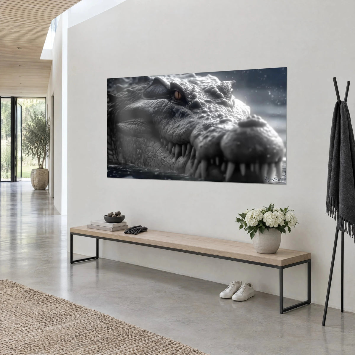 Tableau reptile ancestral aux écailles grises et au regard orange, museau hérissé de dents, mur blanc d'une maison d'architecte