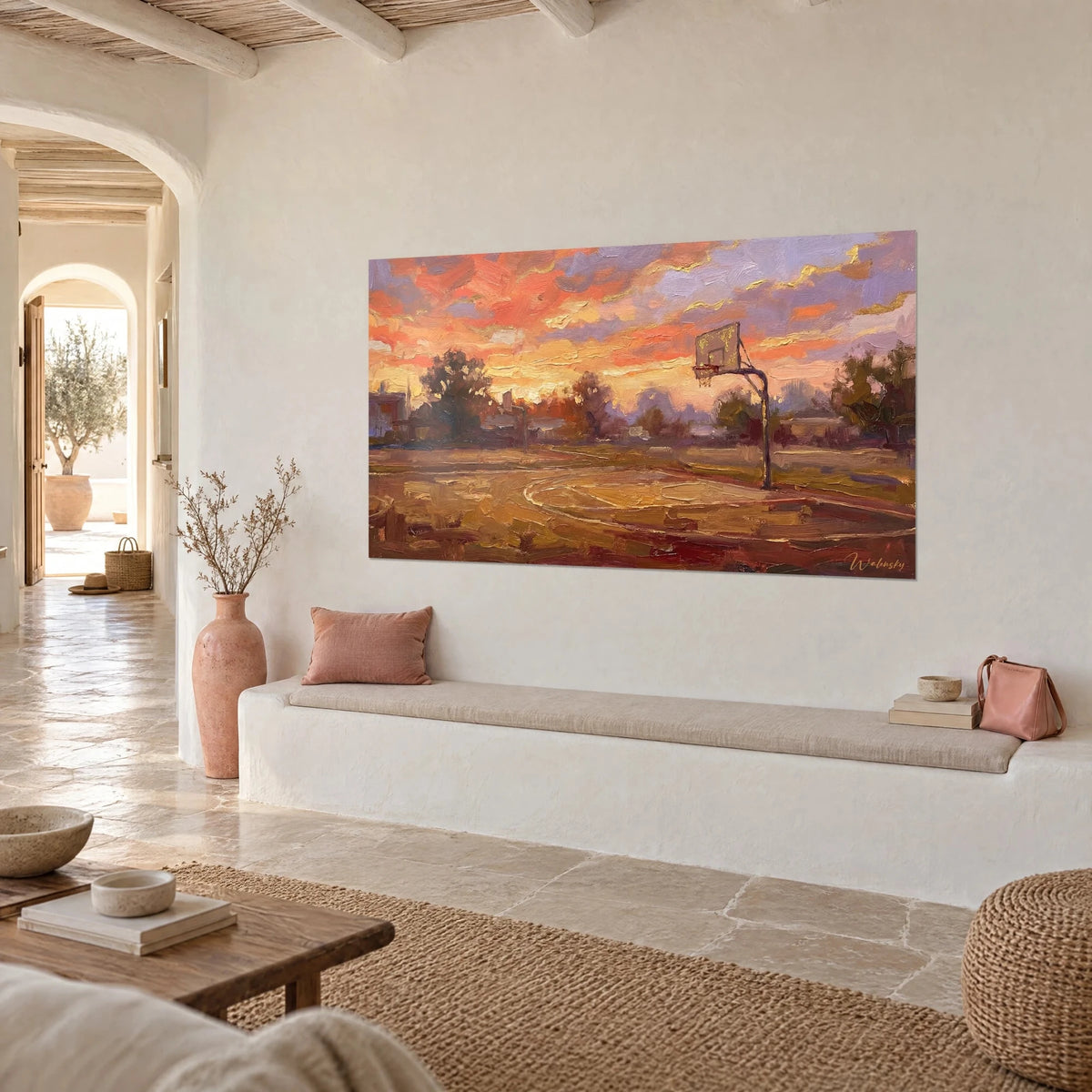 Gemälde eines verlassenen Spielplatzes zur goldenen Stunde, orange und violette Wolken, ockerfarbener Boden mit weißen Linien, in einem mediterranen Wohnzimmer