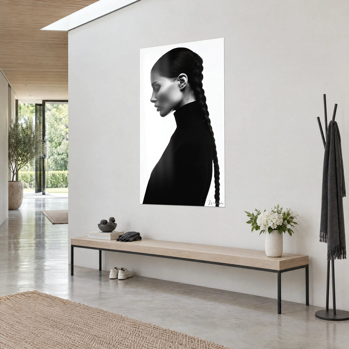 Schilderij elegant portret van een brunette met fijne neus en vrije nek, diep zwart op wit, driekwartaanzicht in een gang