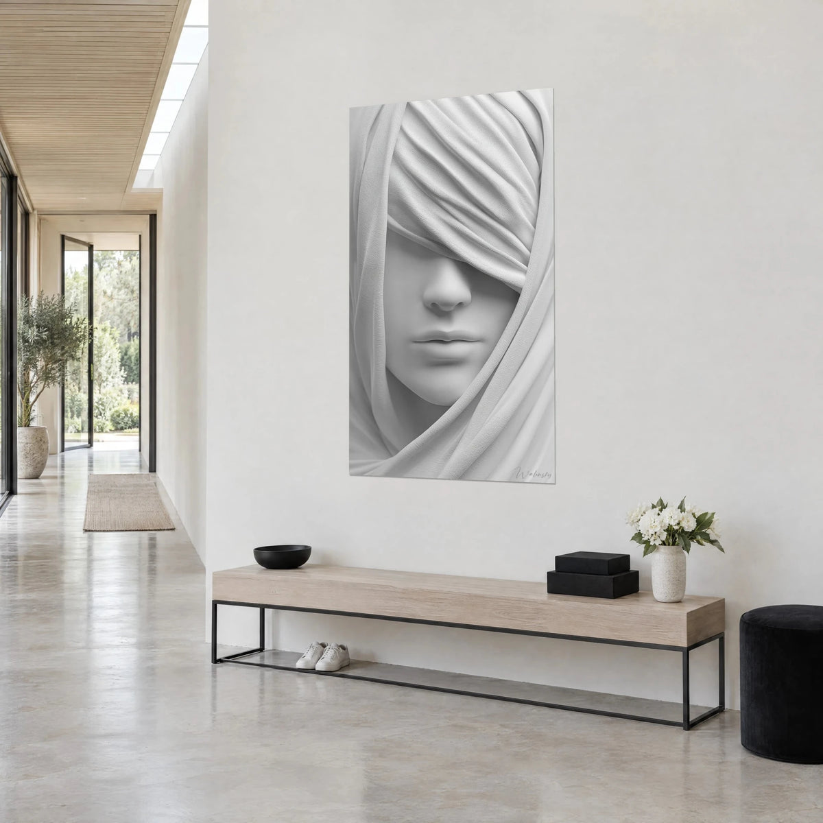 Quadro ritratto scultoreo di donna con fascia di tessuto grigio perla, naso sottile, parete color crema, corridoio di casa