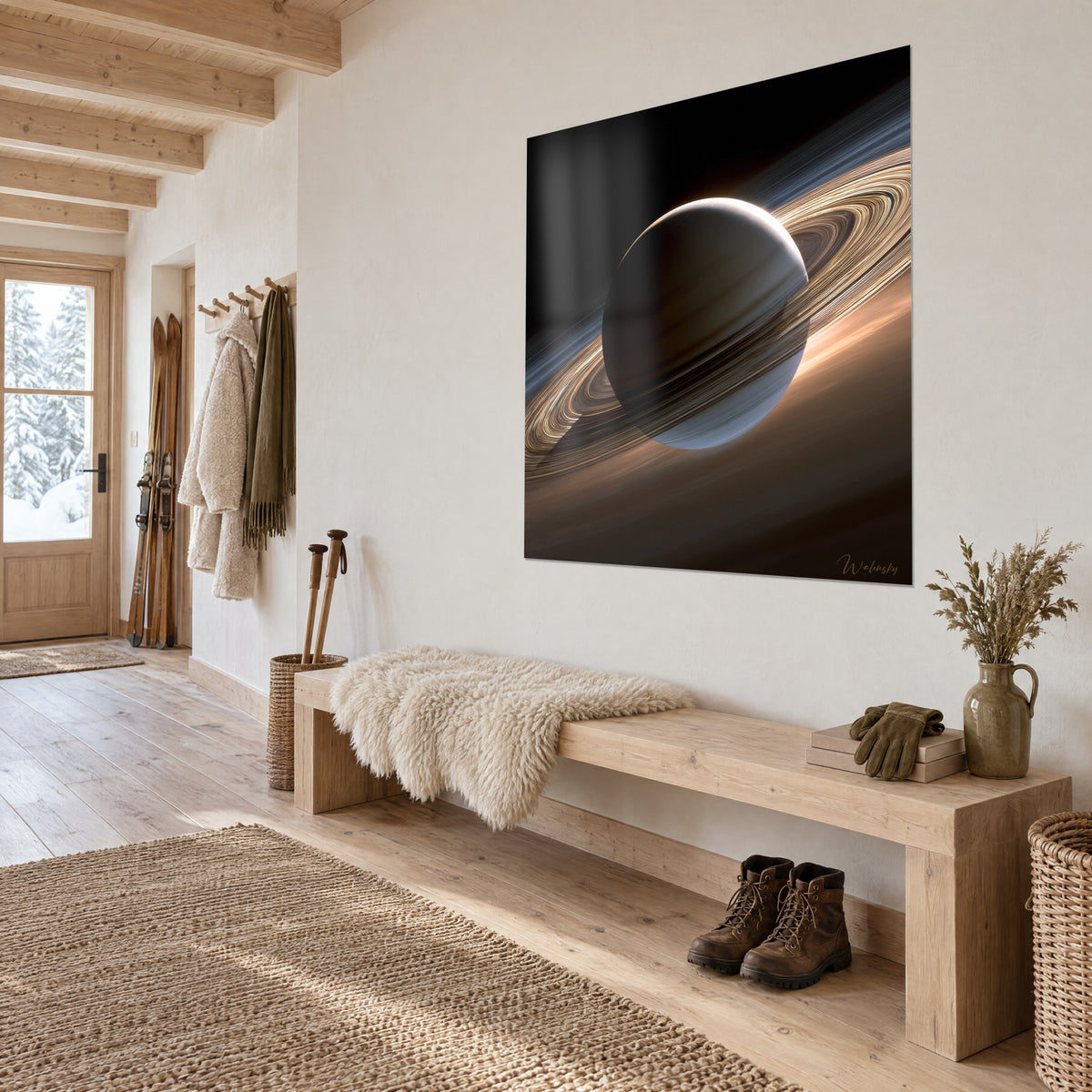 Cuadro de Saturno iluminado en creciente, anillos dorados y azul acero sobre negro nocturno, pared blanca de una entrada estilo chalé