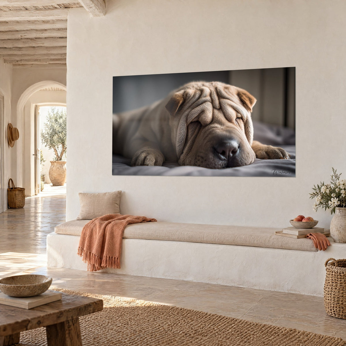Cuadro de perro de arrugas profundas, pelaje beige y leonado, trufa negra apoyada en una sábana gris, pared encalada, casa mediterránea