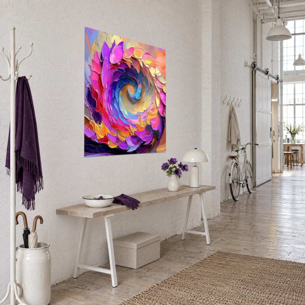 Cuadro espiral rosa pintada con espátula, violeta profundo y amarillo azafrán, visto en tres cuartos sobre una pared blanca del loft