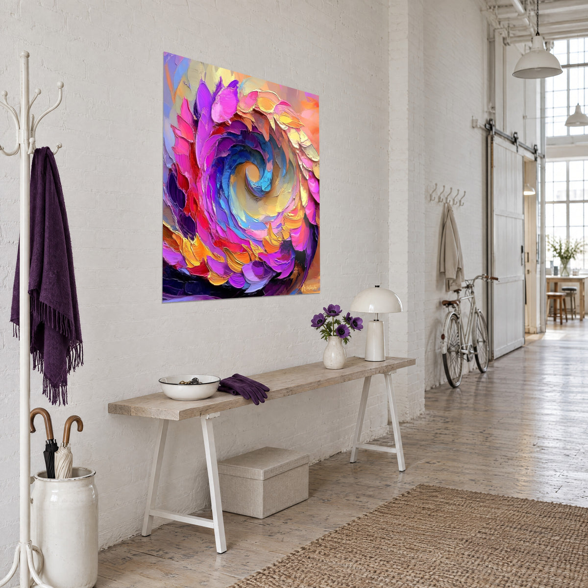 Gemälde mit rosa Spirale, mit dem Spachtel gemalt, tiefes Violett und Safrangelb, aus dreiviertel Ansicht an einer weißen Loftwand