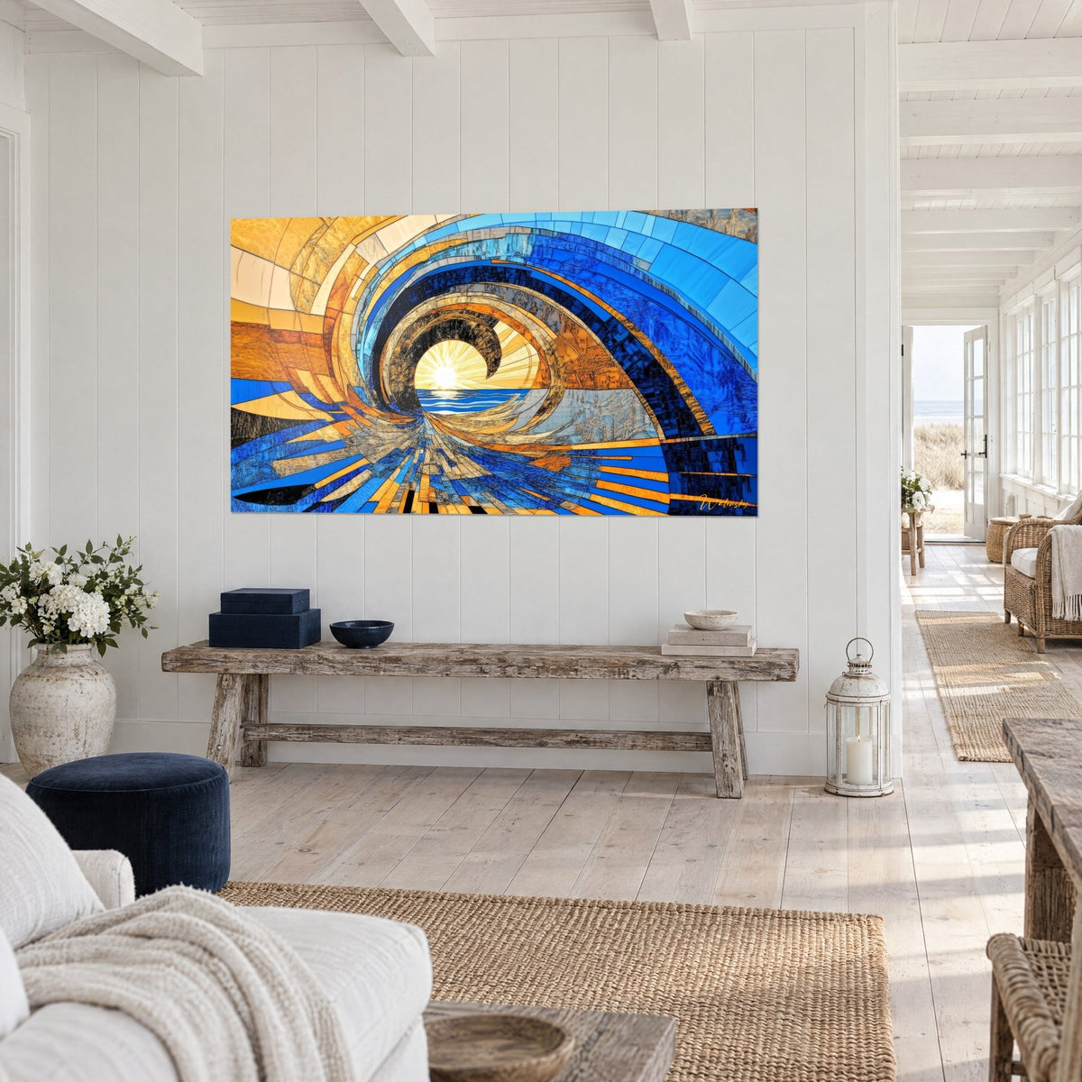 Gemälde Spiralwelle in Mosaik, ockerfarbene und ultramarinblaue Splitter um eine weiße Sonne, Dreiviertelansicht in einem Wohnzimmer am Meer