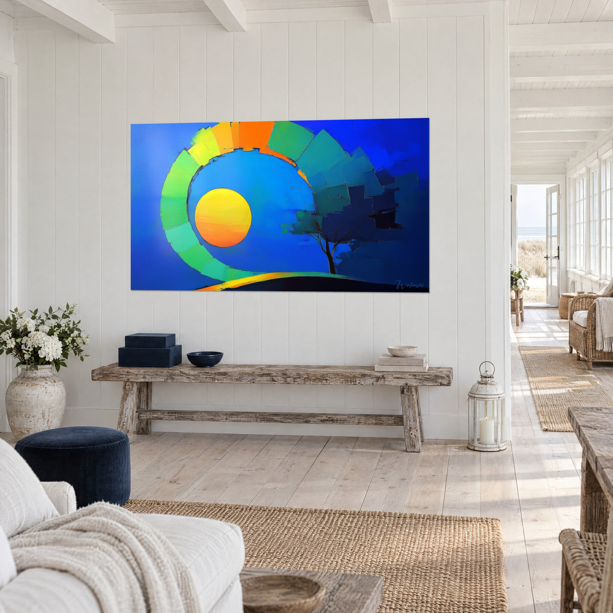 Tableau spirale de touches carrées vertes et orange enroulée autour d'un disque jaune, arbre sombre, en vue de trois-quarts sur un mur blanc