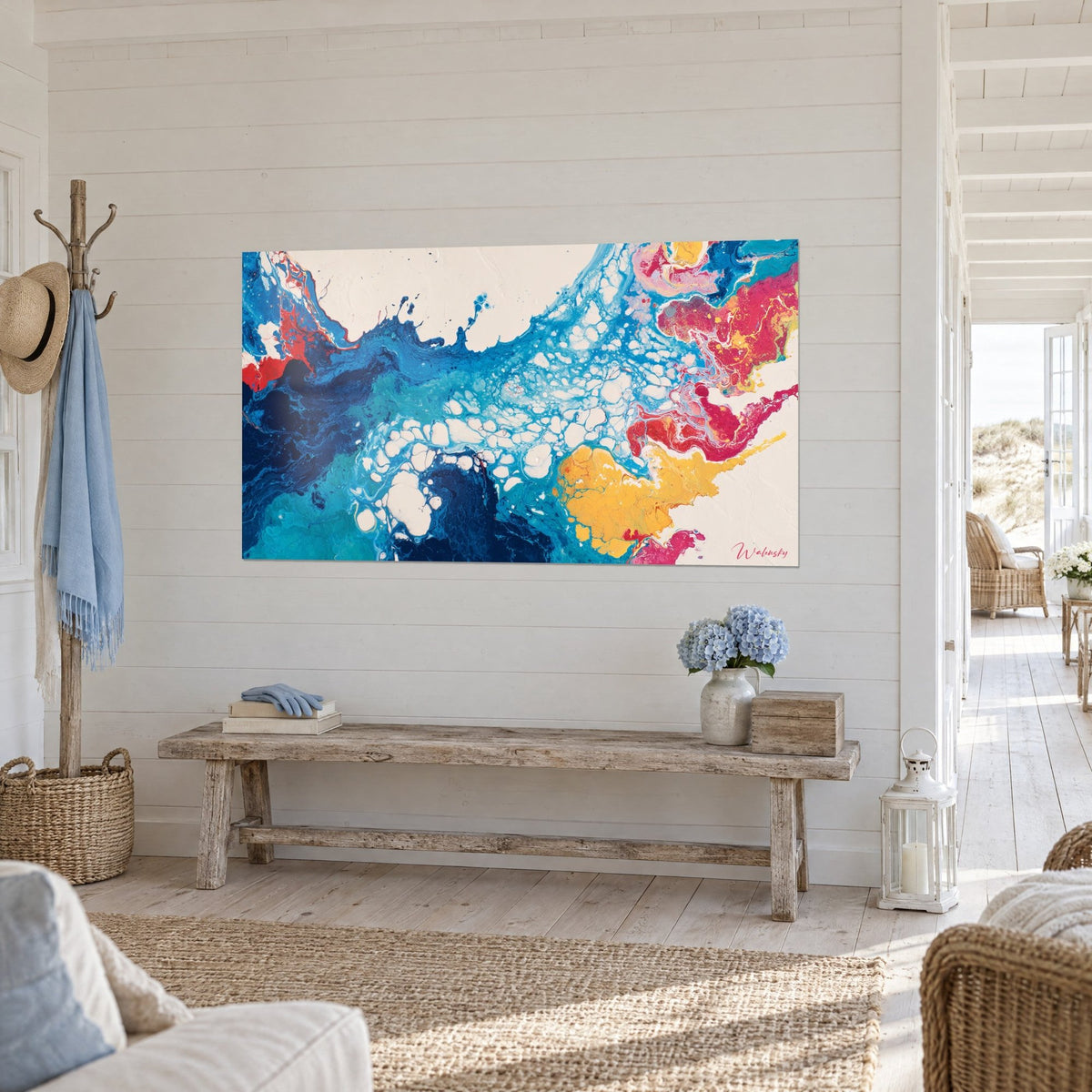 Quadro astratto fluido in giallo zafferano e blu navy, vista a tre quarti di una parete con listelli bianchi, panca in legno grezzo
