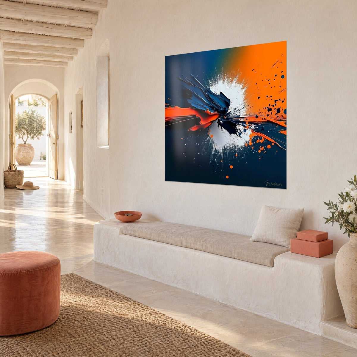 Tableau gerbe de pigments orange et marine jaillissant d'un cœur blanc, mur chaulé, banquette en pierre, vue de trois-quarts